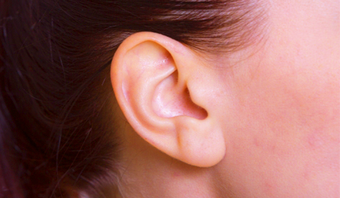 赤ちゃんの耳の形がおかしい!?埋没耳の治療法