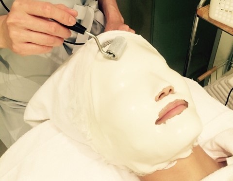 大西スタッフ「アルジネートマスク」体験写真