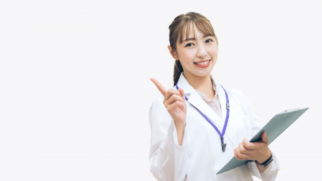 指を指す看護師