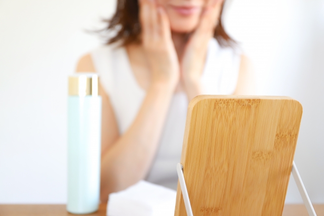 スキンケアをする女性