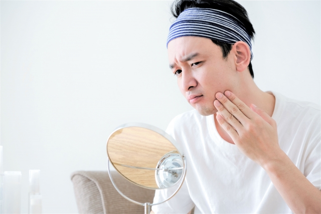 肌を気にする男性