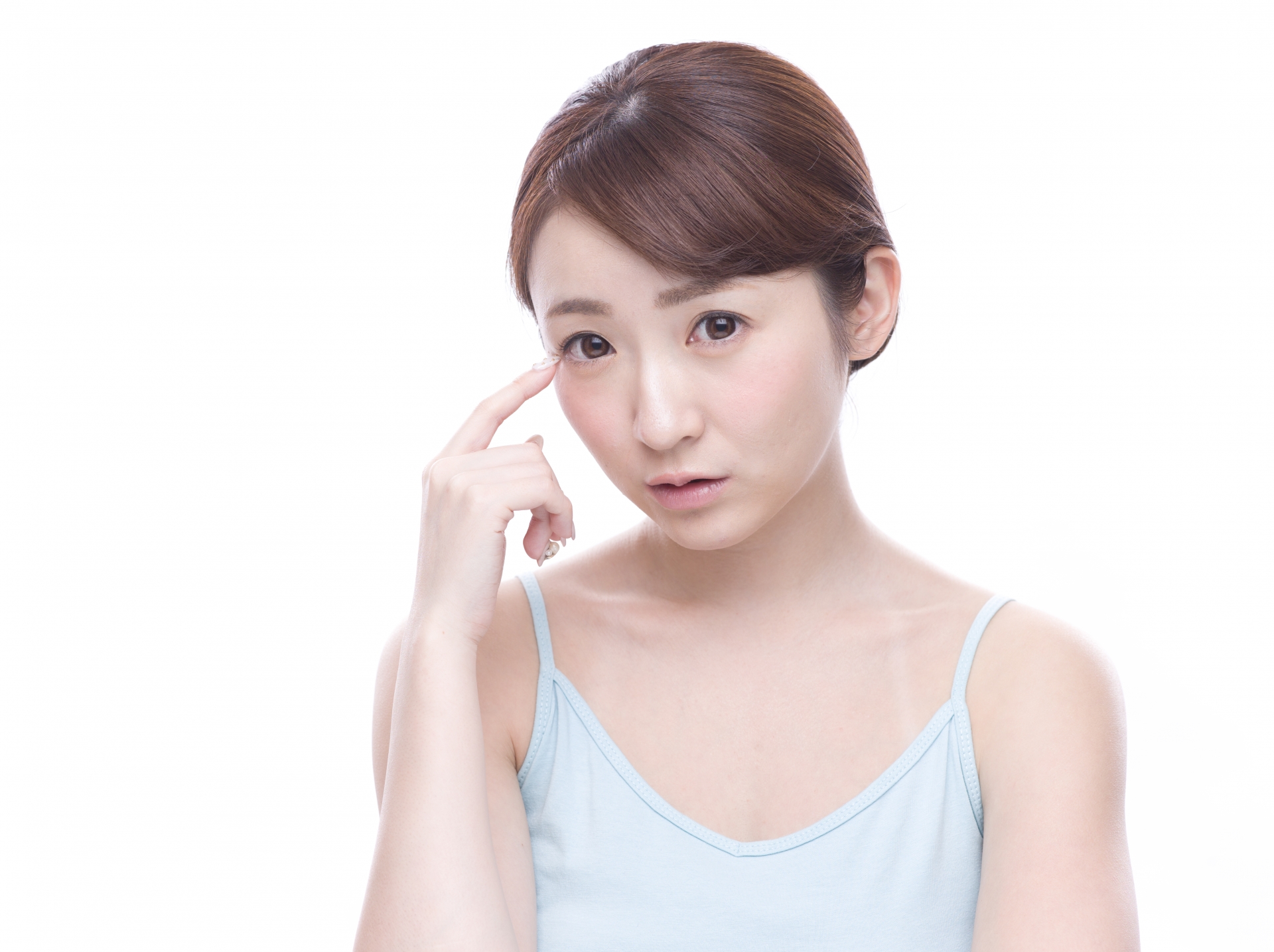 まつ毛に悩む女性