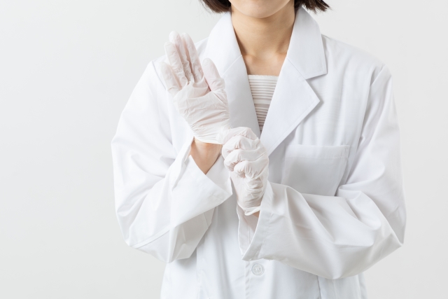 手袋を
する女医