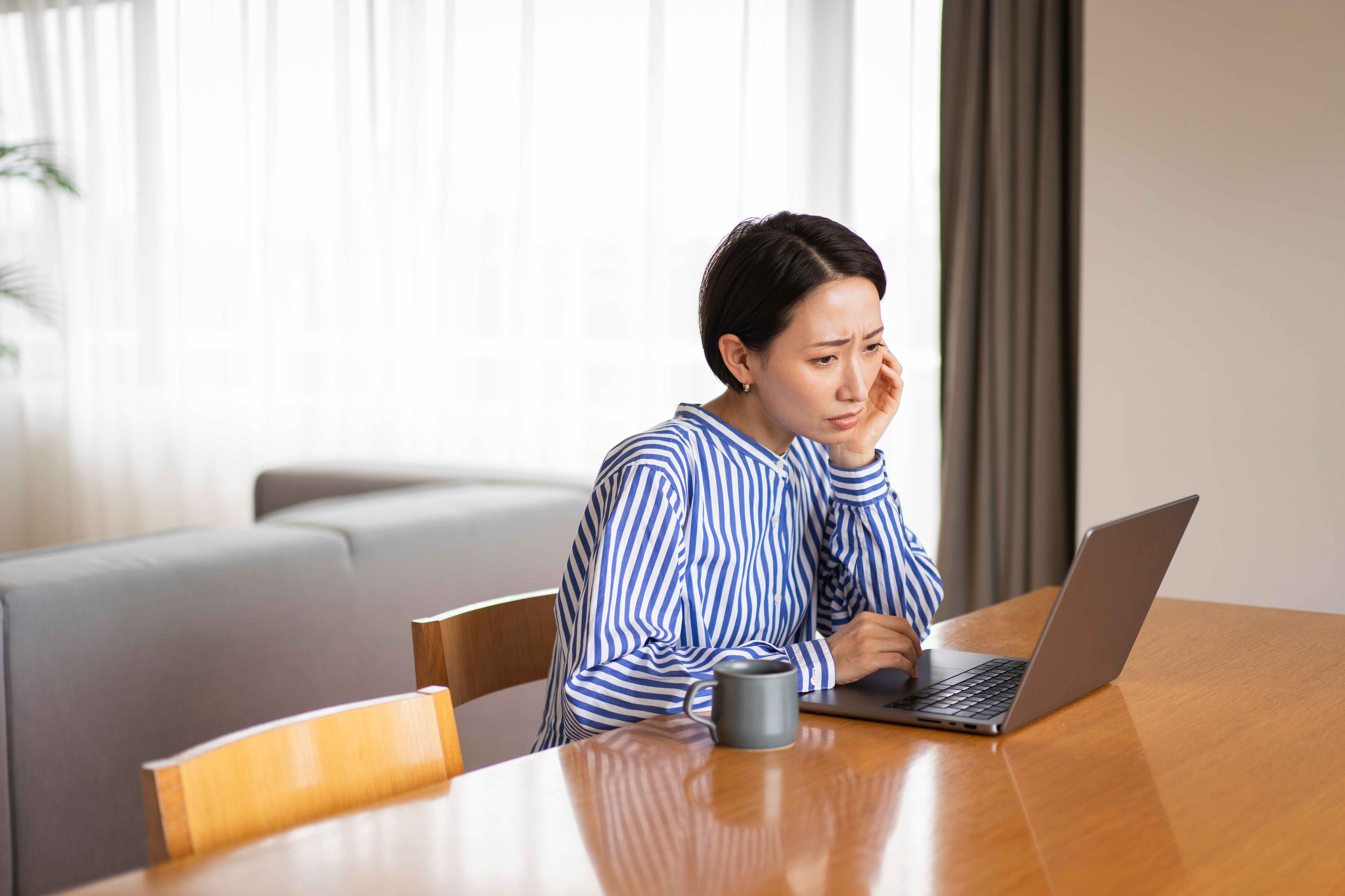 眉間にシワを作る習慣