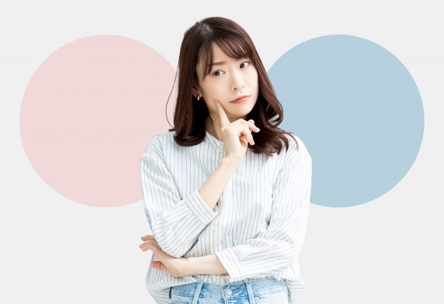 座った笑顔のの女性