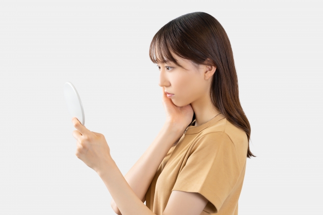 肌を気にする女性