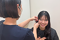 ピアス_医師または看護師がピアスの穴を開けます