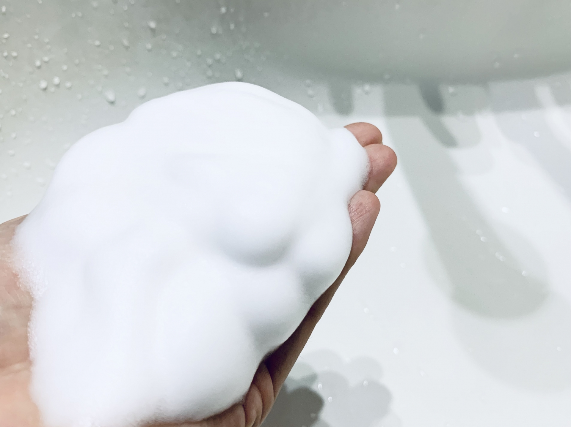 清潔な手でスキンケアを行う