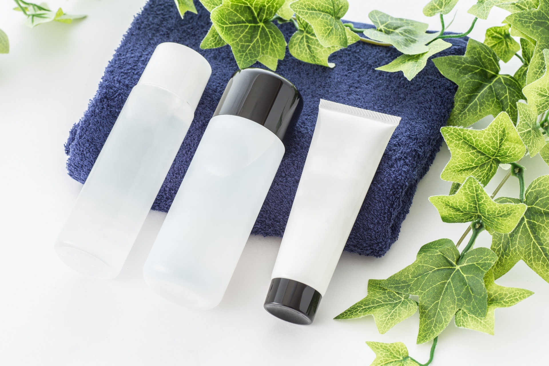 清潔な手でスキンケアを行う